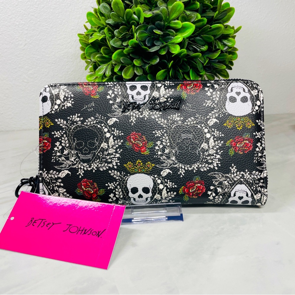 Betsey Johnson Skull Rose Black Multi Color XOZIPPP Zip Around Wallet